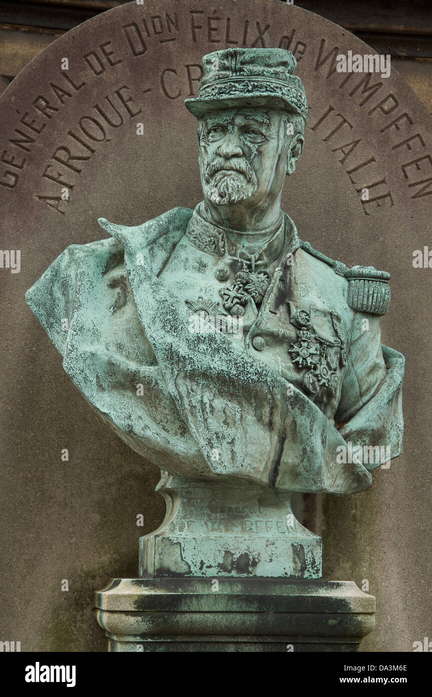 Friedhof. Eine Büste von Division General Félix de Wimpffen markiert das Grab dieses aufstrebenden Soldaten auf dem Friedhof von Père Llachaise. Paris, Frankreich. Stockfoto