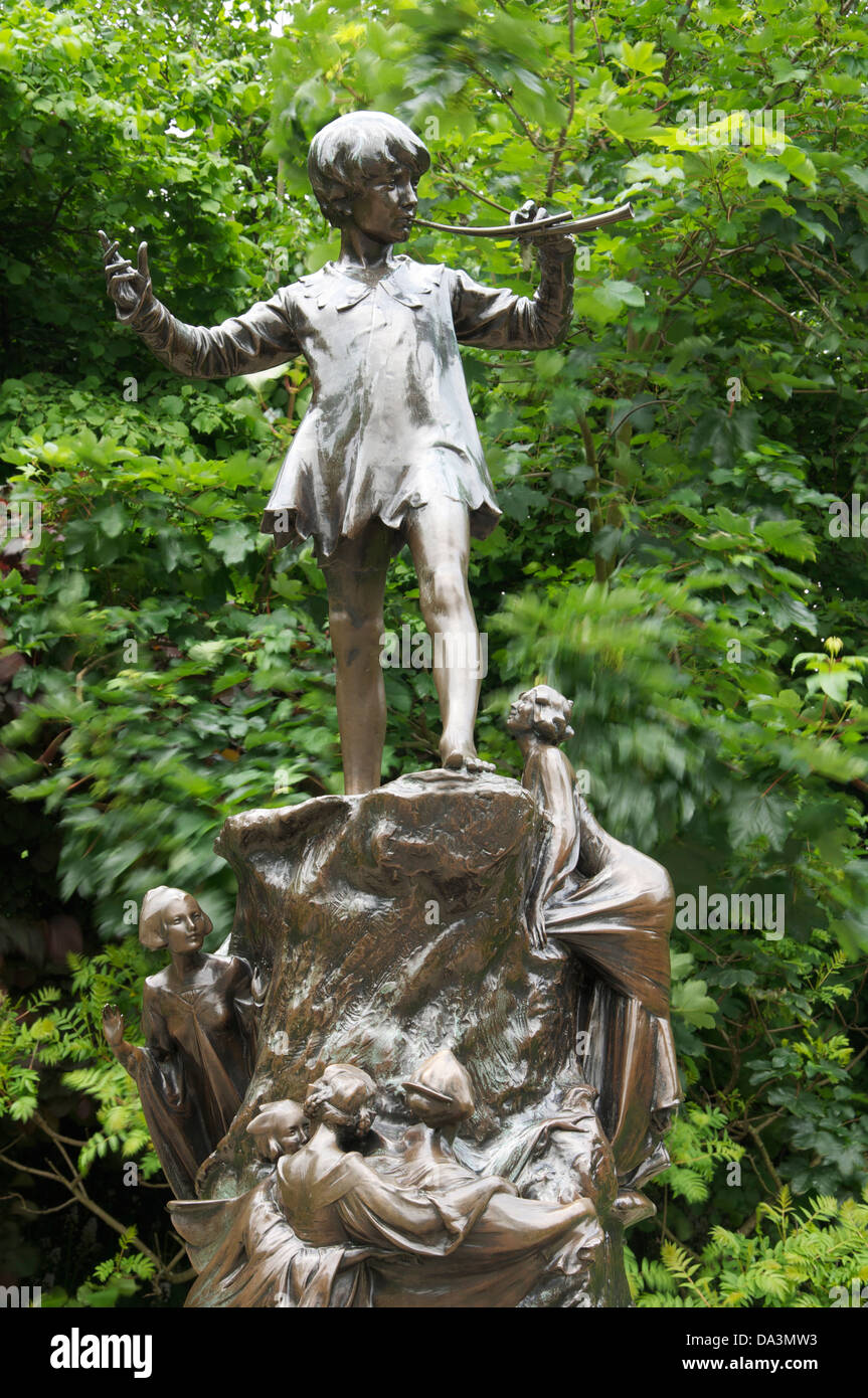 Eine Bronzestatue in Kensington Gardens von Peter Pan, "der Junge  aufwachsen würde nicht". Aus dem berühmten Kinderbuch von J M Barrie.  London, England, Vereinigtes Königreich Stockfotografie - Alamy