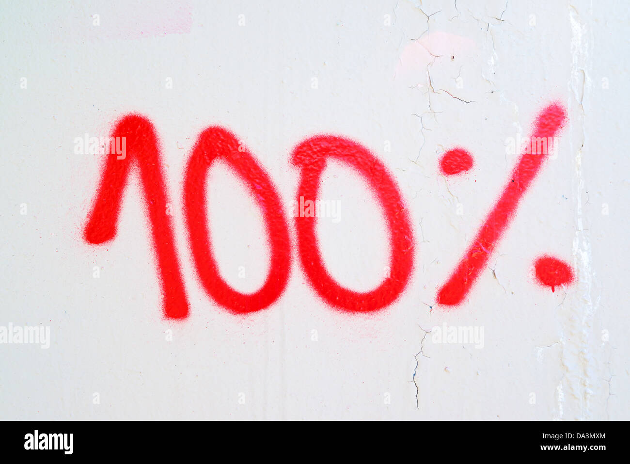 Hundert Prozent, rot Graffiti auf der weißen Wand. Stockfoto
