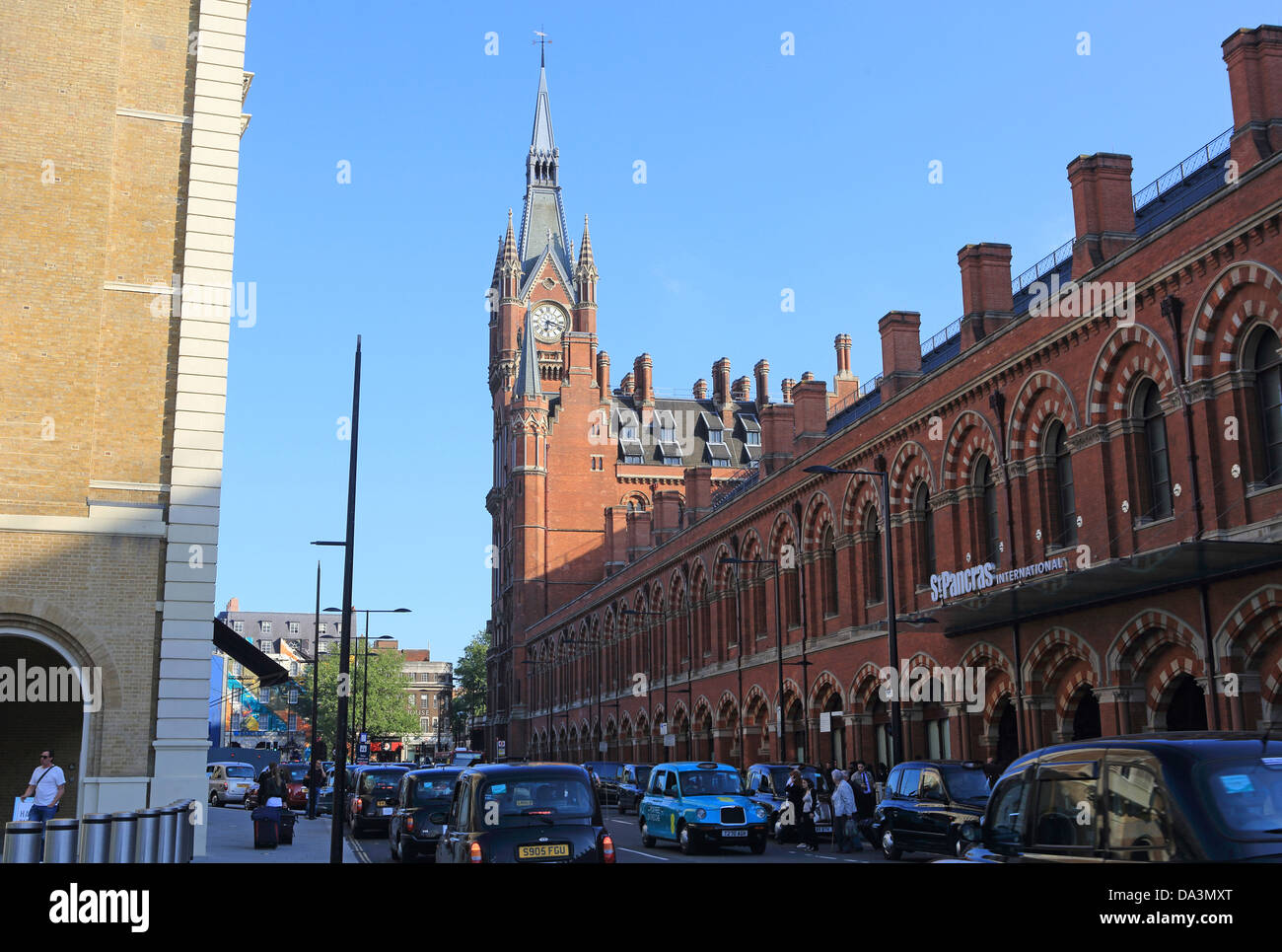 Taxis warten zwischen Kings Cross und St Pancras Bahnhof in Nord-London, England, UK Stockfoto