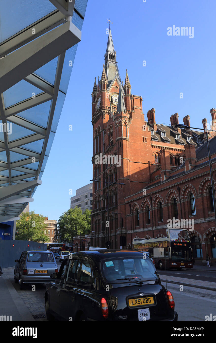 Taxis warten zwischen Kings Cross und St Pancras Bahnhof in Nord-London, England, UK Stockfoto