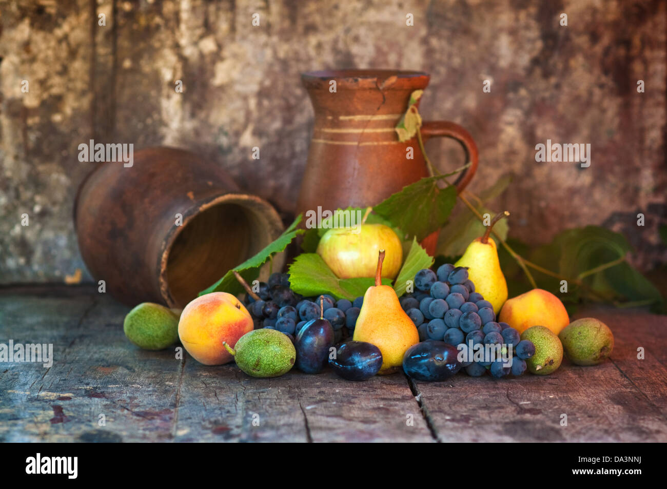 Alte hölzerne Tisch voller verschiedenen Herbst Obst: Apfel, Birne, Traube, Pflaume und Pfirsich. Stockfoto