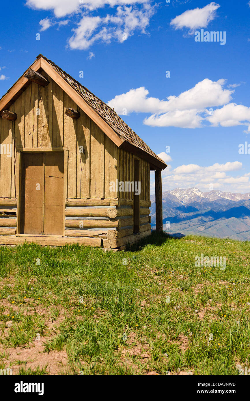 Kleine rustikale Blockhütte am Gipfel des kahlen Berge in Sun Valley, Idaho, am teilweise bewölkten Sommertag Stockfoto