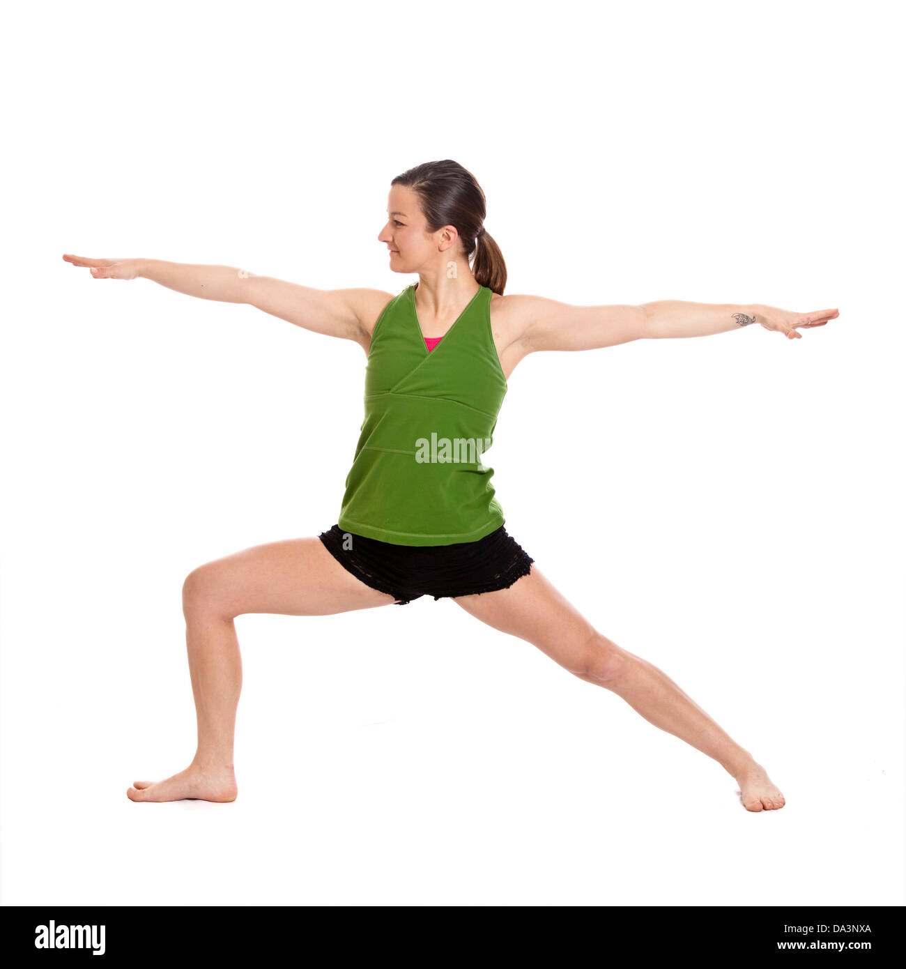 Frau beim Yoga, Krieger Position mit Beschneidungspfad Stockfoto