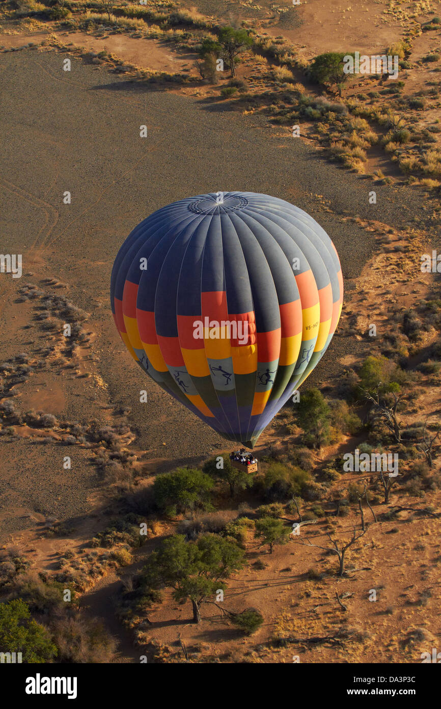 Heißluft-Ballon über Namib-Wüste, in der Nähe von Sesriem, Namibia, Afrika - Antenne Stockfoto
