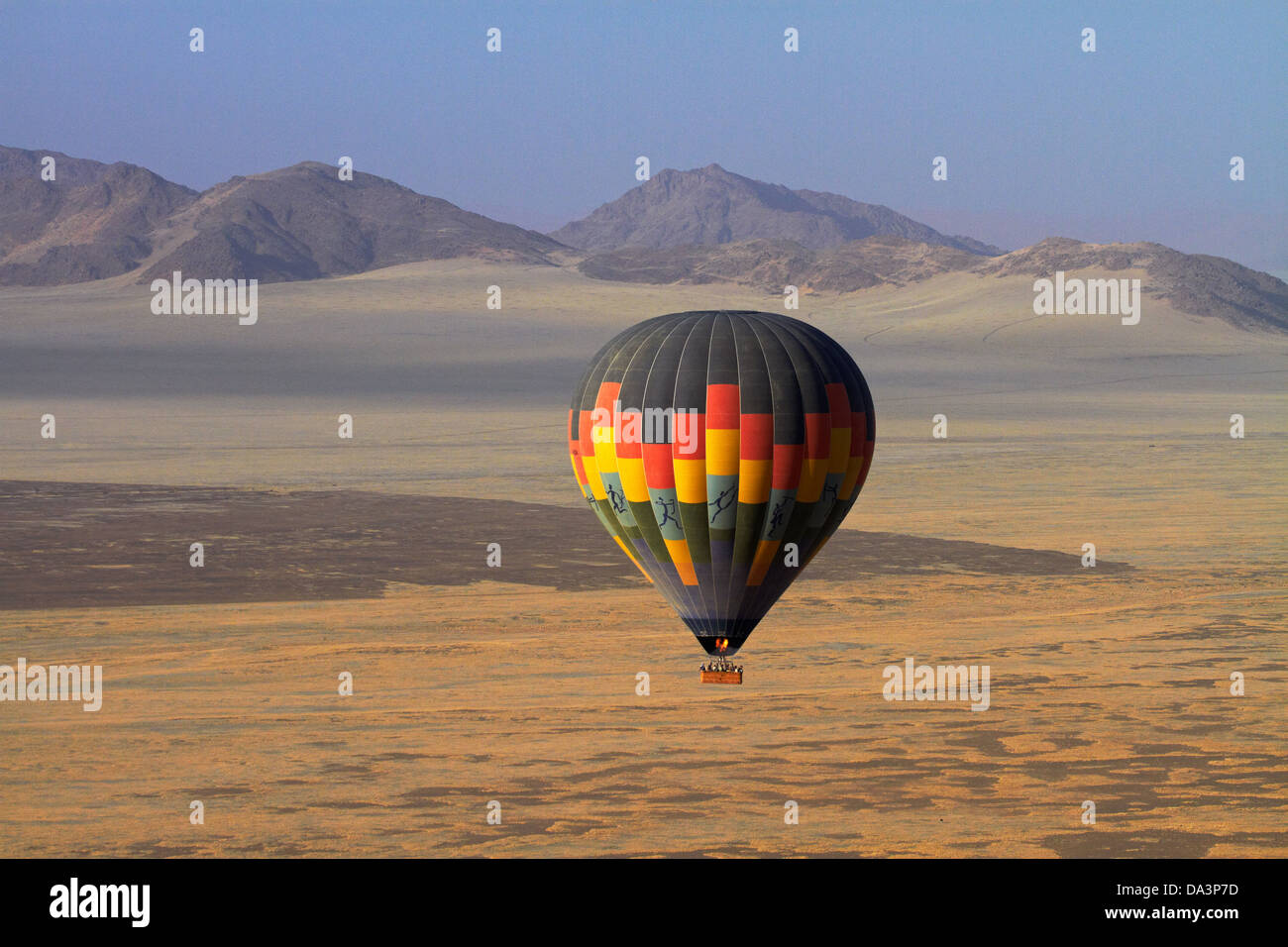 Heißluft-Ballon über Namib-Wüste, in der Nähe von Sesriem, Namibia, Afrika - Antenne Stockfoto