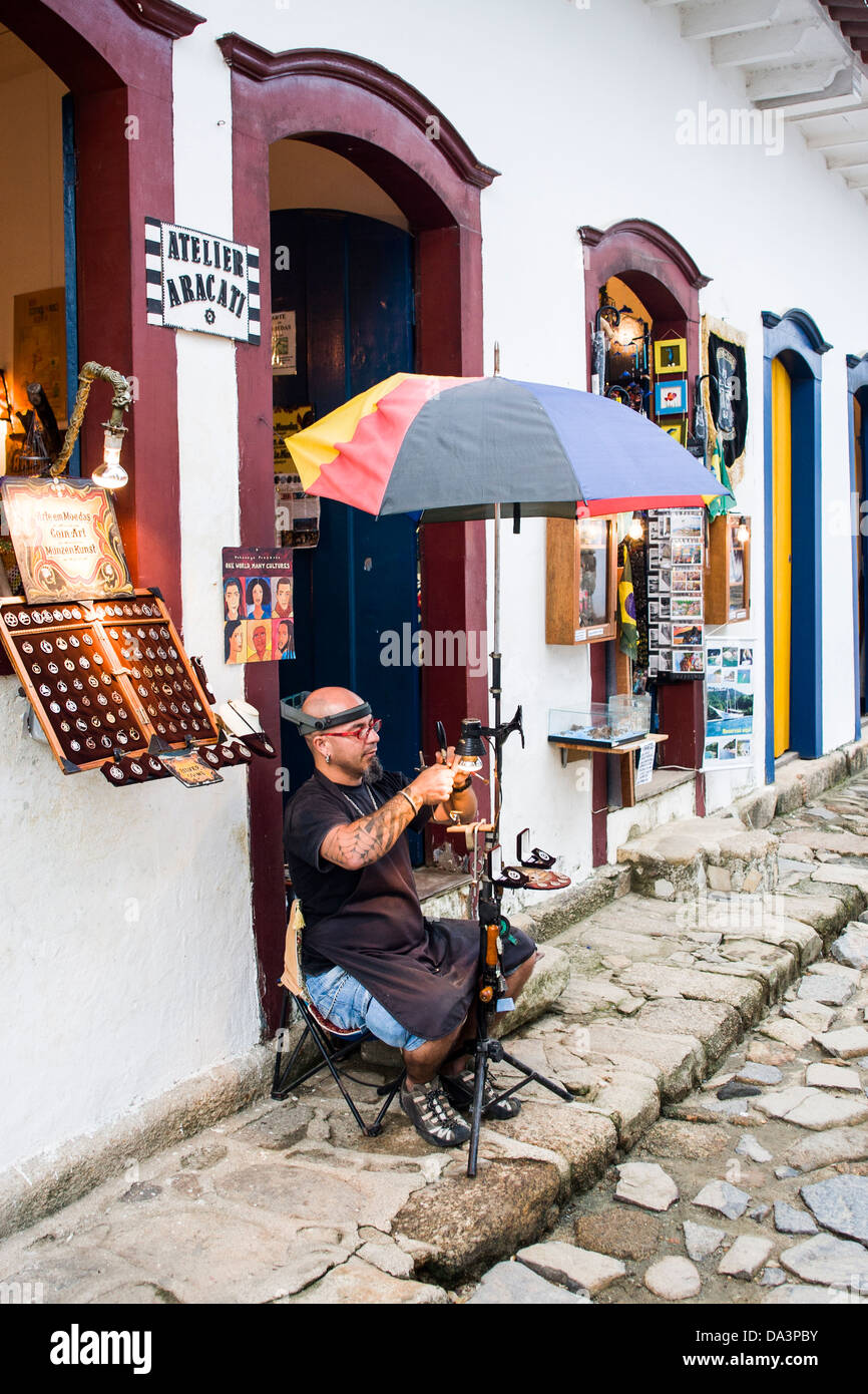 Lokale handwerkliche Arbeiten an der Straße im historischen Zentrum von Paraty. Stockfoto