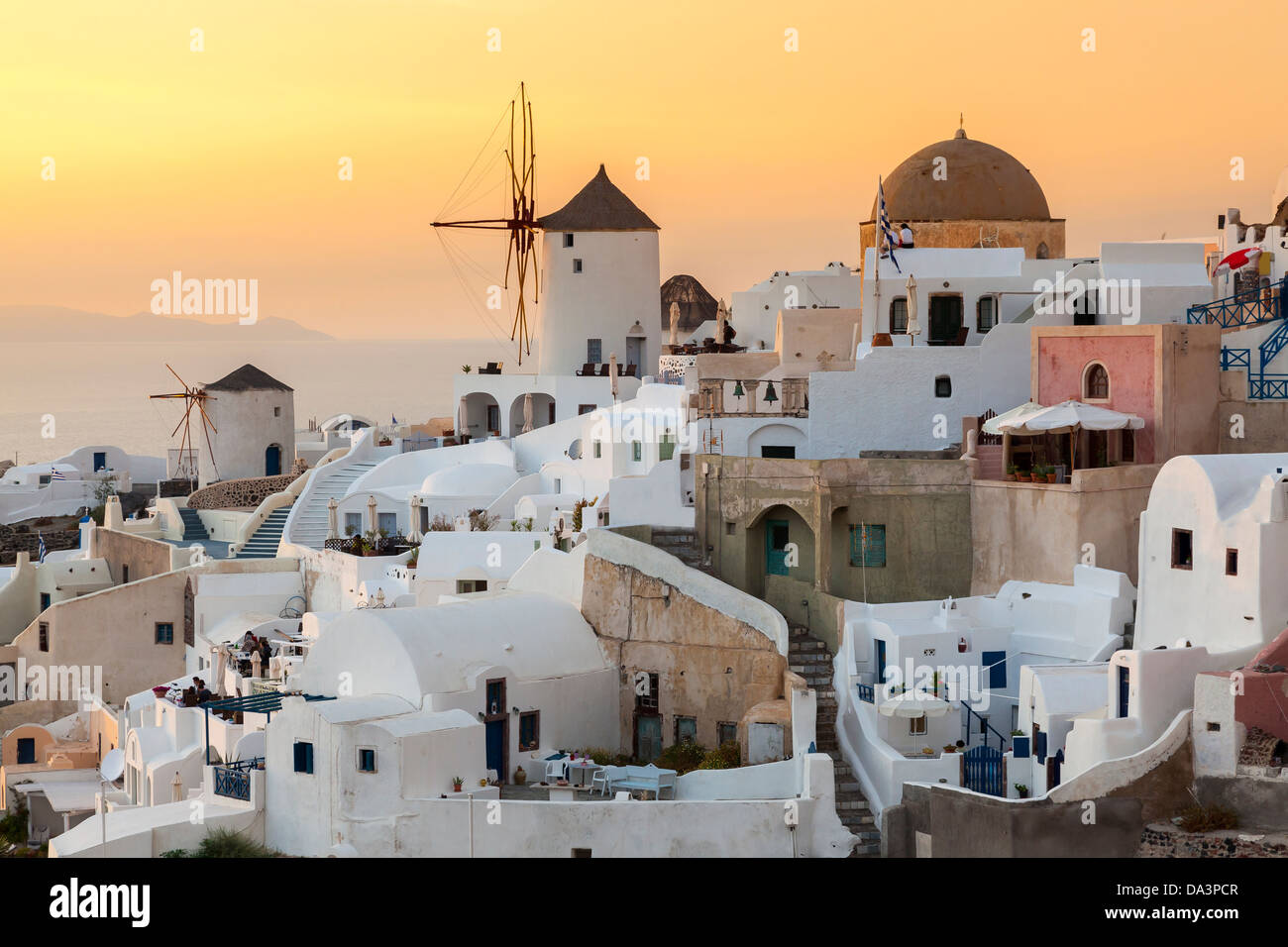 Lebendige Sonnenuntergang über Häuser und Villen in Oia Santorini Griechenland Stockfoto