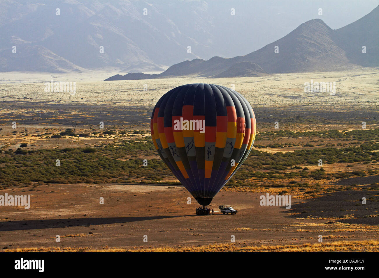 Heißluftballon Landung in der Nähe von Sesriem, Namib-Wüste, Namibia, Afrika - Antenne Stockfoto
