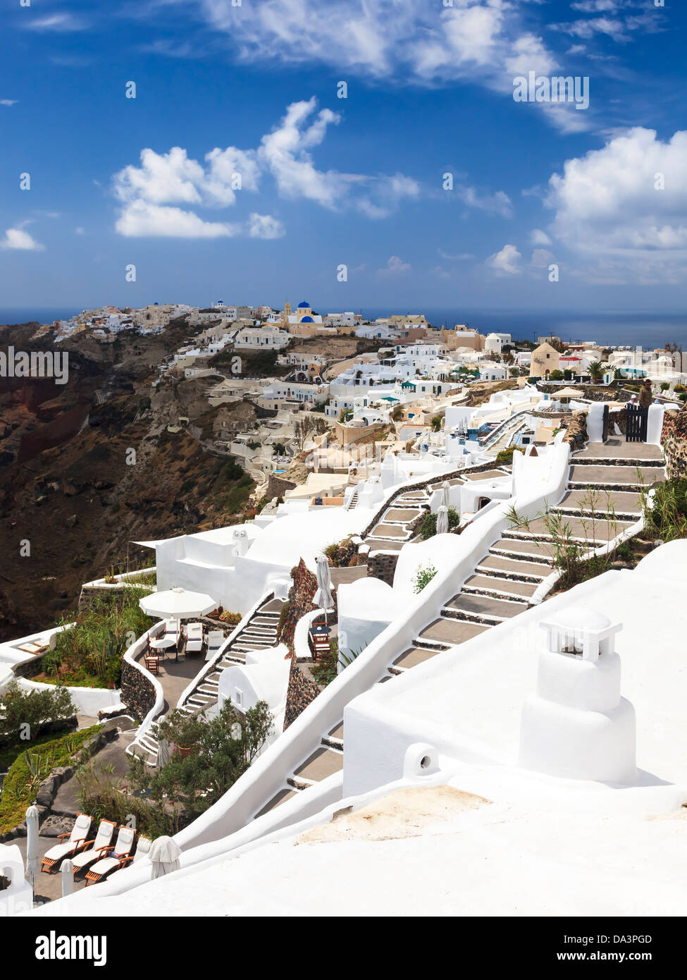 Weiße Gebäude auf die berühmte Caldera in Oia Santorini Griechenland Stockfoto