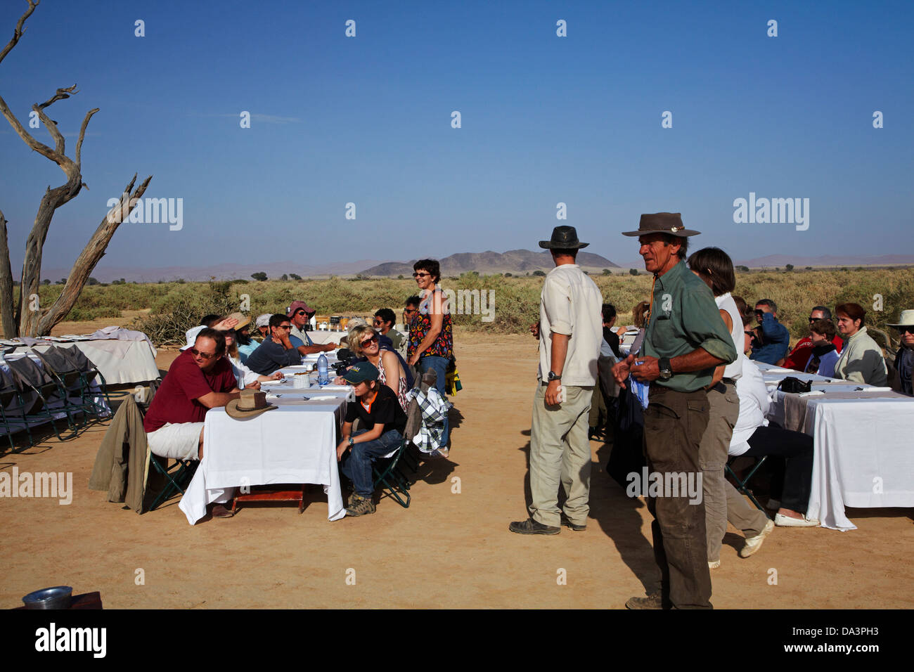 Frühstück in der Namib-Wüste am Ende des Heißluft-Ballonfahrt in der Nähe von Sesriem, Namibia, Afrika Stockfoto