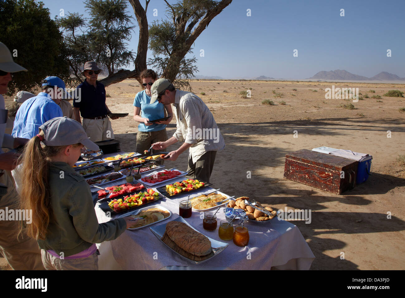 Frühstück in der Namib-Wüste am Ende des Heißluft-Ballonfahrt in der Nähe von Sesriem, Namibia, Afrika Stockfoto