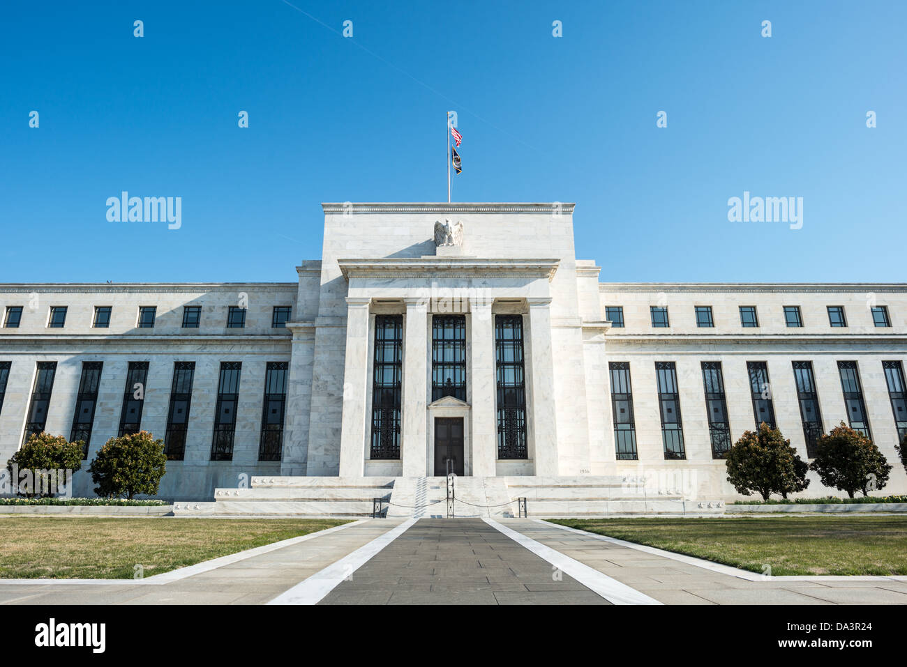 WASHINGTON, DC - die nationale Zentrale des US Federal Reserve System, die im Eccles Building in der Constitution Avenue in Washington DC untergebracht ist. Es beherbergt die Hauptgeschäftsstellen des Gouverneursrates der Federal Reserve. Die Federal Reserve oder die Fed, wie sie oft bekannt ist, ist das Zentralbankensystem der Vereinigten Staaten. Der mit dem Federal Reserve Act von 1913 festgelegte Leitsatz der US-Geldpolitik ist die Maximierung der Beschäftigung, die Stabilisierung der Preise und die Abschwächung der langfristigen Zinssätze. Benannt ist das Gebäude nach Marriner S. Eccles (1890-1977), Vorsitzender der föderalen R. Stockfoto