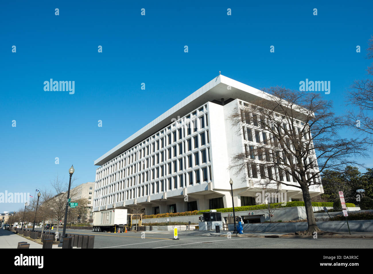 Das Eccles Building, Hauptquartier des Federal Reserve Systems, befindet sich an der 20th Street und der Constitution Avenue NW in Washington DC. Das Gebäude wurde 1937 von dem Architekten Paul Philippe Cret entworfen. Es liegt im Viertel Foggy Bottom, einem zentralen Geschäftsviertel, das für seine Regierungseinrichtungen und Universitäten bekannt ist. Die Federal Reserve ist das Zentralbanksystem der Vereinigten Staaten, das für Geldpolitik und Finanzstabilität zuständig ist. Stockfoto