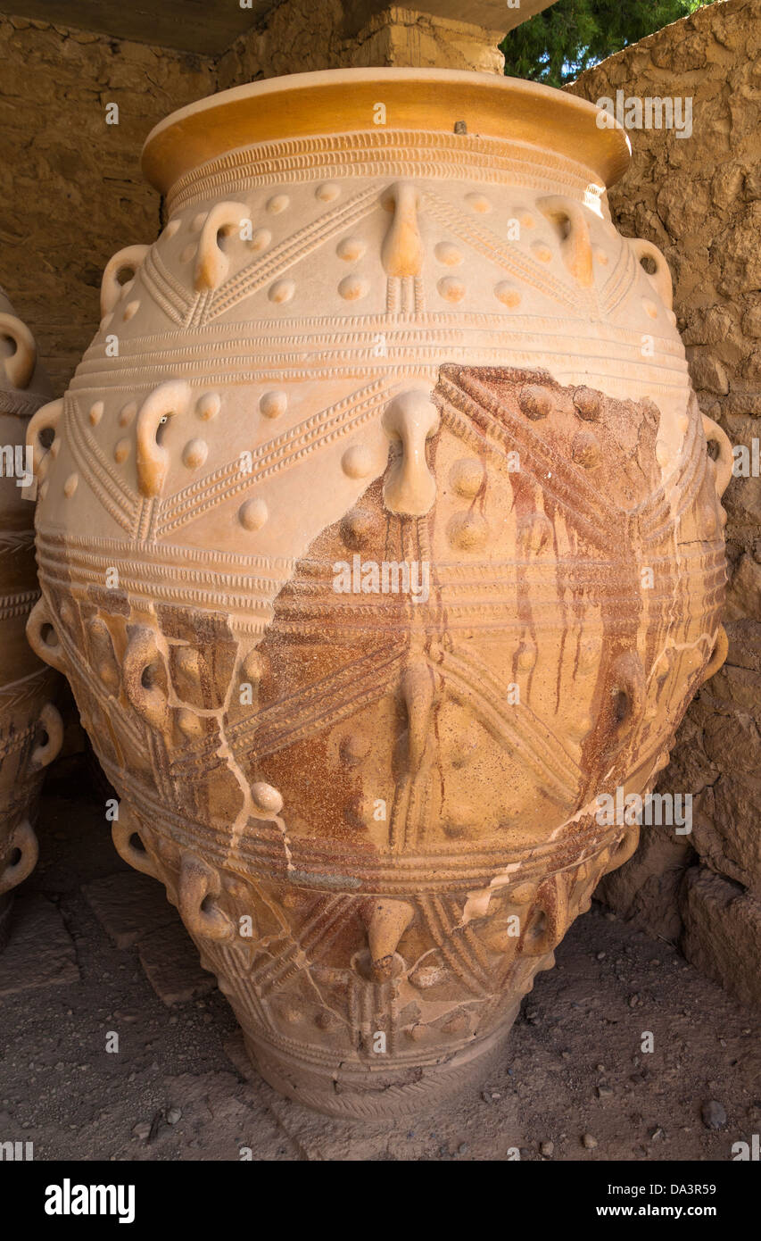 Ein Pithos, großes Vorratsgefäß in The Magazine of The Giants, Palast von Knossos, Knossos, Kreta, Griechenland Stockfoto