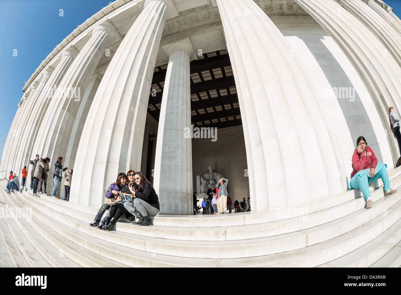 Lincoln Memorial Touristen auf Steps Washington DC // Touristen sitzen auf den Stufen des Lincoln Memorial in der Sonne von Washington DC. Stockfoto