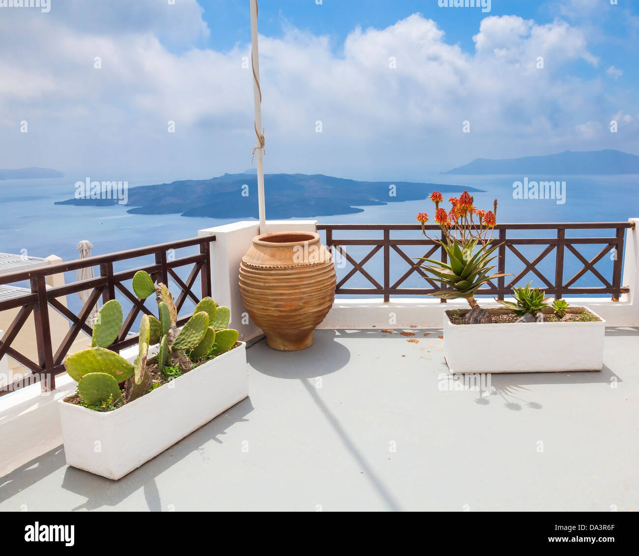 Anlagen auf einem Dach in Fira Santorini Griechenland Stockfoto
