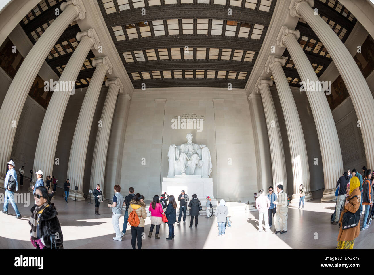 WASHINGTON DC, USA-Touristen besuchen die Statue von Abraham Lincoln am Lincoln Memorial in Washington DC. Weitwinkel fisheye Objektiv. Stockfoto