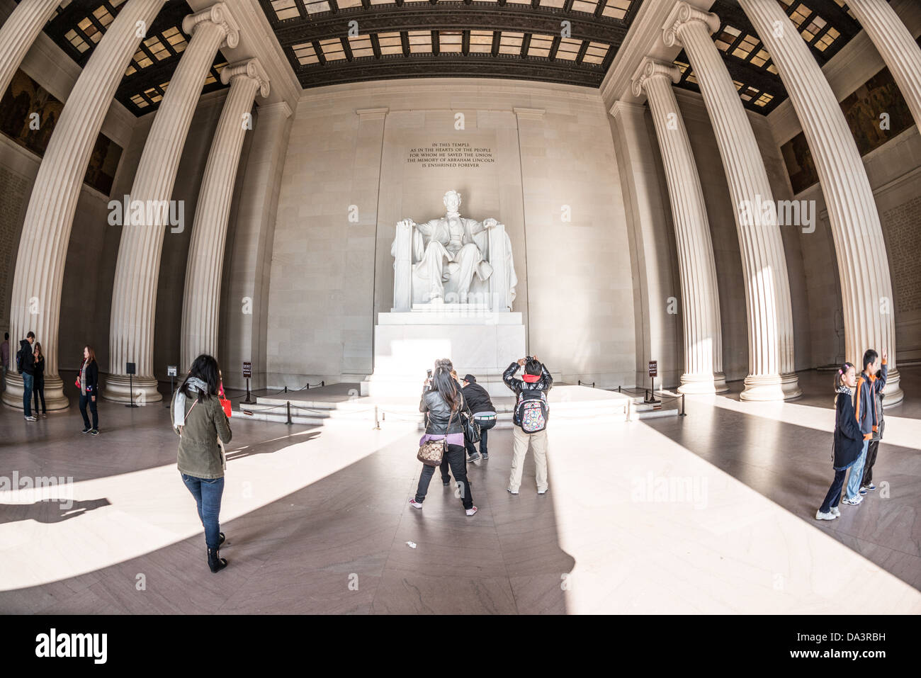 WASHINGTON DC, USA-Touristen besuchen die Statue von Abraham Lincoln am Lincoln Memorial in Washington DC. Weitwinkel fisheye Objektiv. Stockfoto