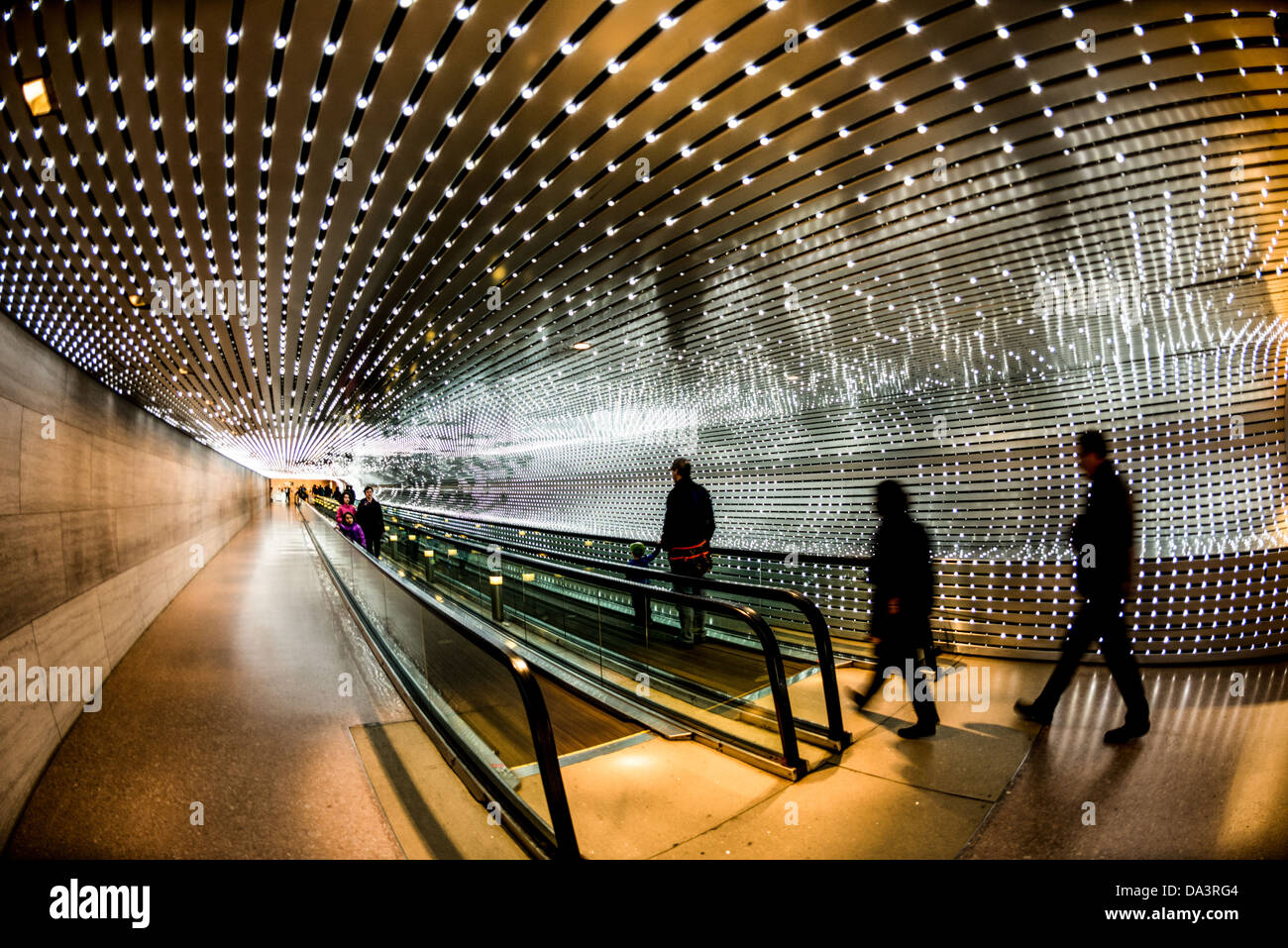 National Gallery of Art Multiverse Light Sculpture Washington DC // WASHINGTON DC — 'Multiverse' (2008) von Leo Villareal, eine immersive Lichtskulptur-Installation mit 41.000 computerprogrammierten LEDs, beleuchtet den 200 Fuß langen Concourse Walkway, der die Ost- und Westgebäude der National Gallery of Art verbindet Dieses dynamische Bildmaterial erzeugt ständig wechselnde Lichtmuster und verbindet programmierte Sequenzen mit Elementen des Zufalls. Stockfoto