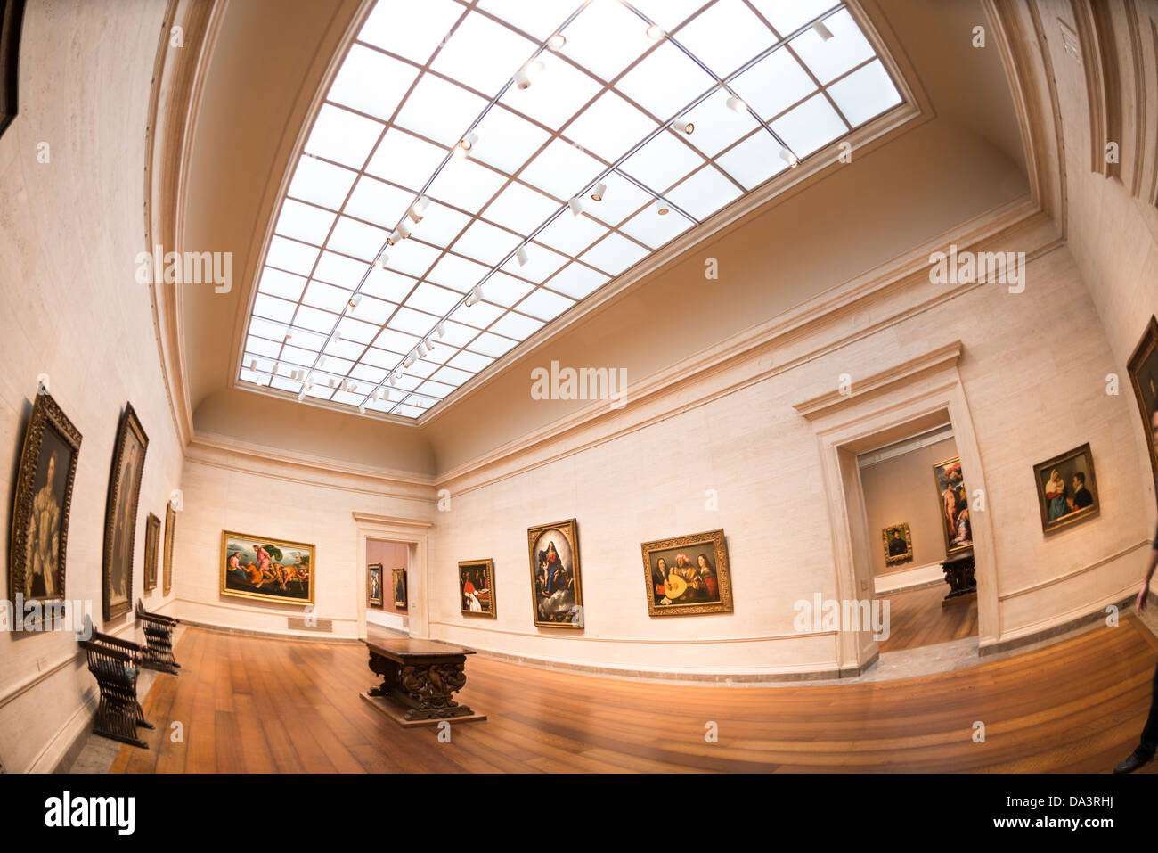 WASHINGTON DC, USA – einer der vielen Räume, in denen Gemälde in der National Gallery of Art in Washington DC in der National Mall ausgestellt werden. Die National Gallery of Art ist bekannt für ihre Sammlung europäischer und amerikanischer Kunst und bietet eine umfassende Zeitleiste künstlerischer Entwicklung vom Mittelalter bis zur Gegenwart. Sein geschätzter Status als kostenloses öffentliches Museum unterstreicht seine nationale Bedeutung und sein Engagement für Kunsterziehung. Stockfoto