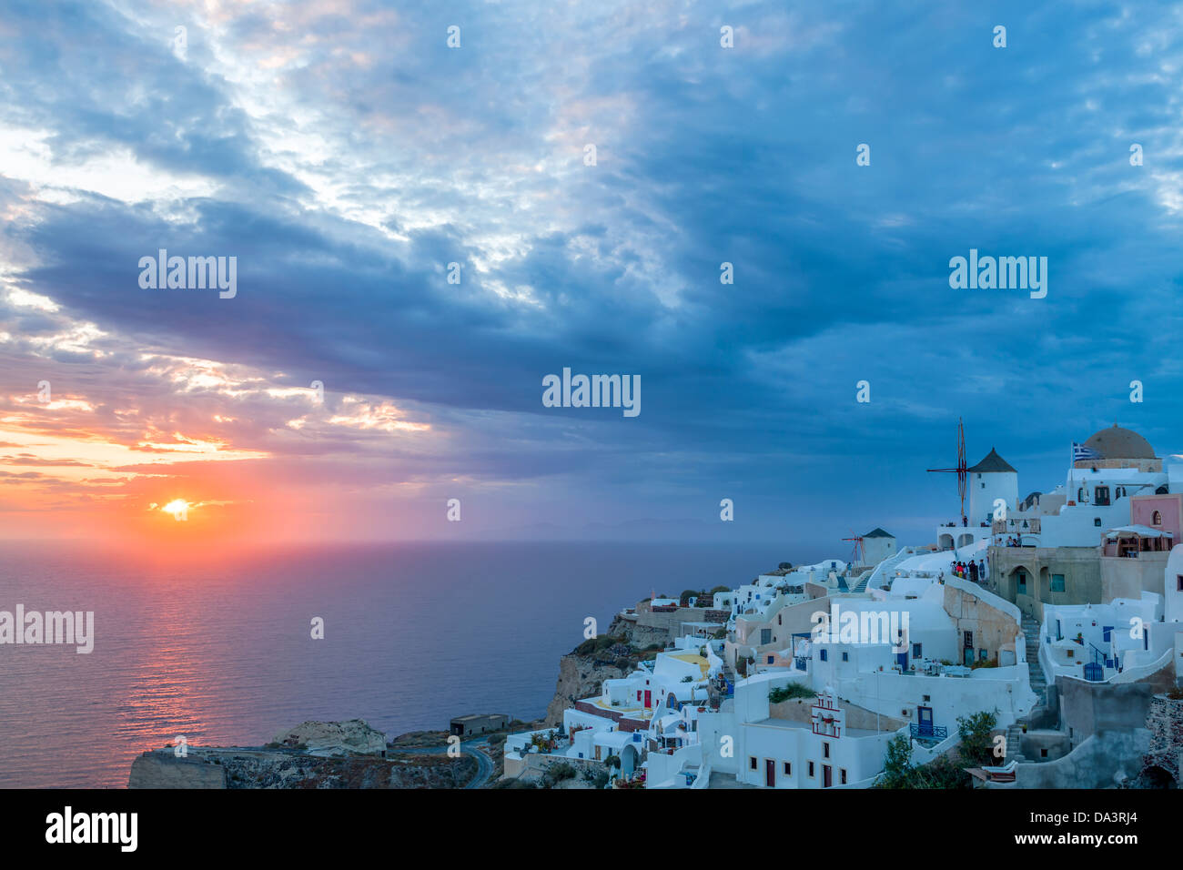 Lebendige Sonnenuntergang über Häuser und Villen in Oia Santorini Griechenland Stockfoto
