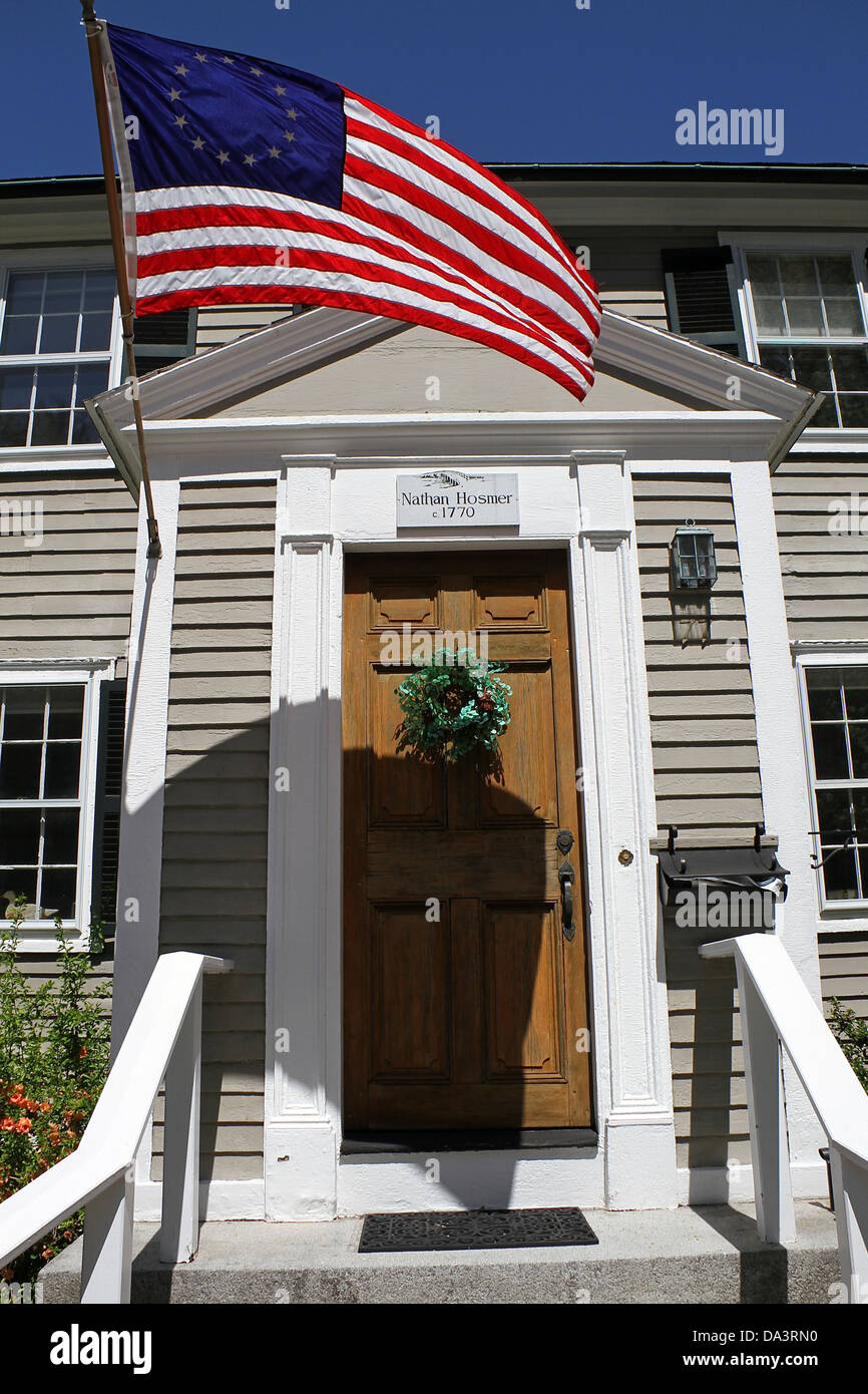 Eingang zu einem alten Haus ein 13-Sterne amerikanische Flagge in Concord, Massachusetts Stockfoto