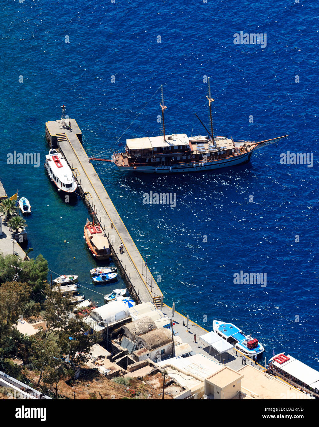 Blick hinunter auf den Hafen von Fira auf der Insel Santorin in Griechenland Stockfoto