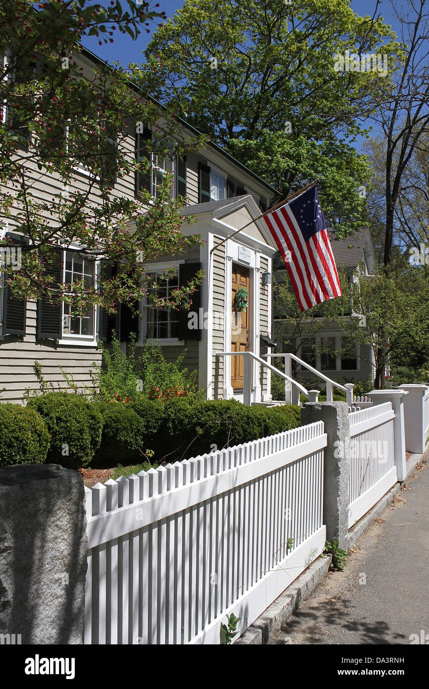 Ansicht eines Hauses hinter einem weißen Lattenzaun in Concord, Massachusetts Stockfoto
