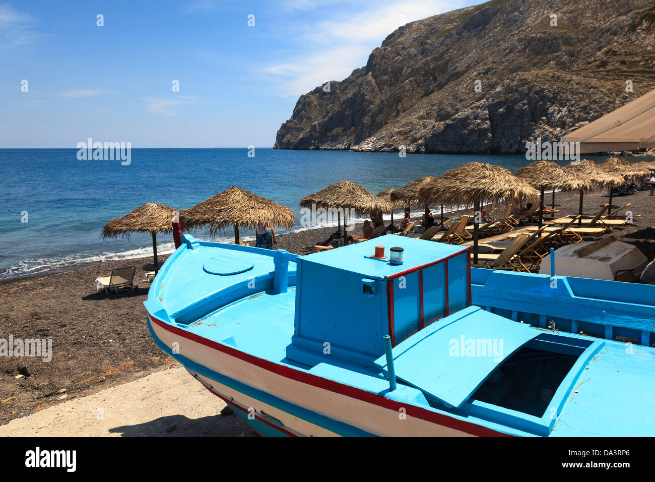 Boot am Strand von Kamari-Santorini, Griechenland Stockfoto