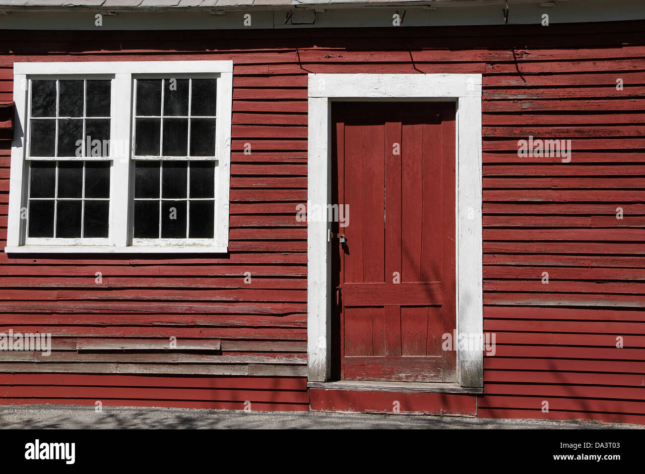 Tür und Fenster auf eine rote Scheune in Old Deerfield, Massachusetts Stockfoto