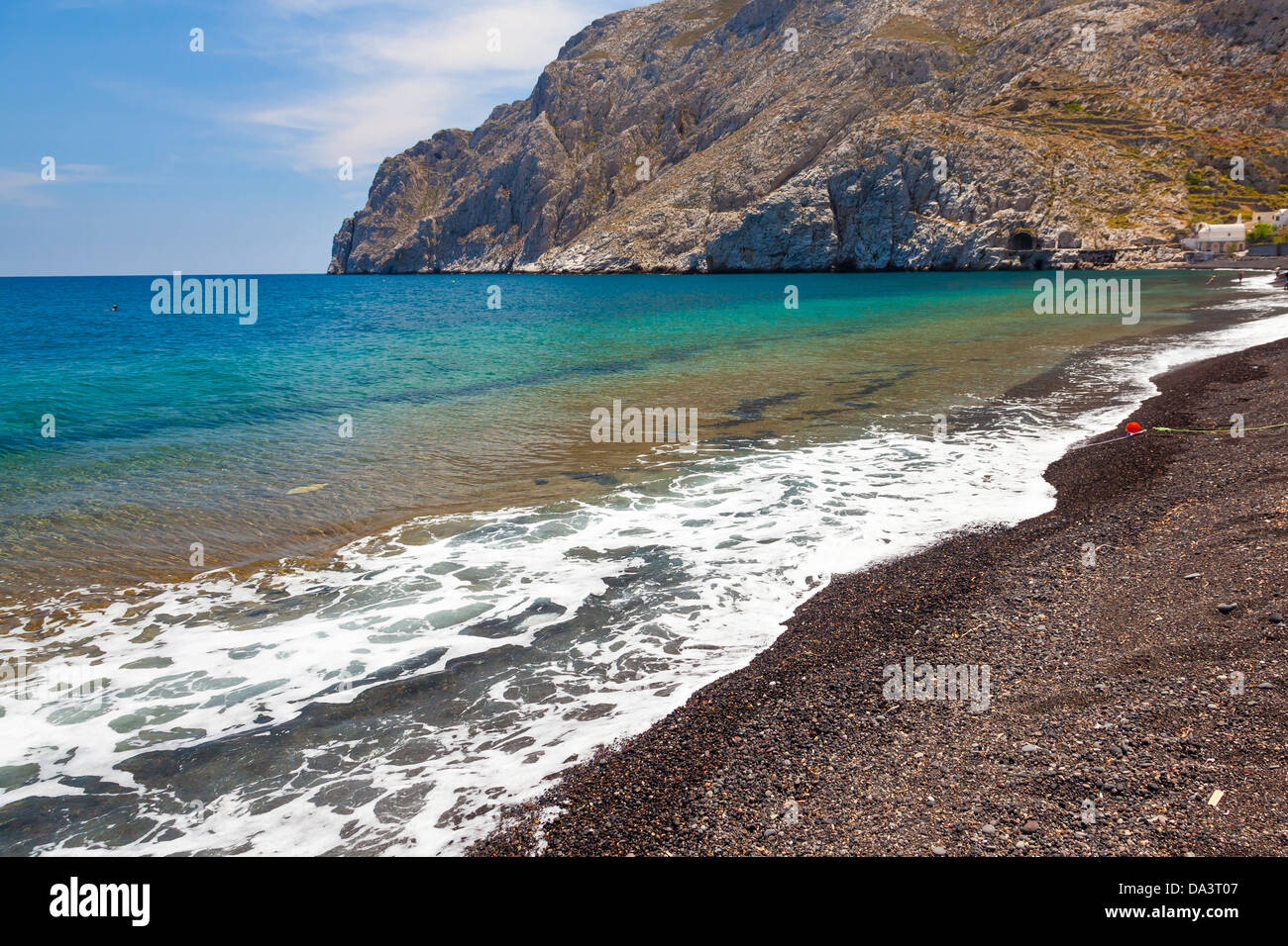 Der schwarze Vulkanstrand in Kamari Santorini Griechenland Stockfoto