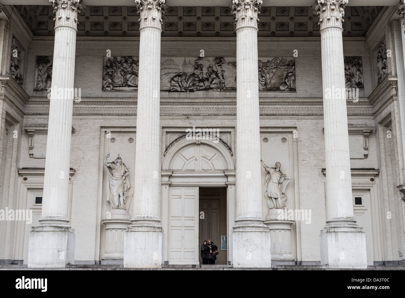 Columsn an der Vorderseite der Kirche Saint-Jacques-Sur-Coudenberg am Place Royale in zentrale Brüssel, Belgien. Stockfoto