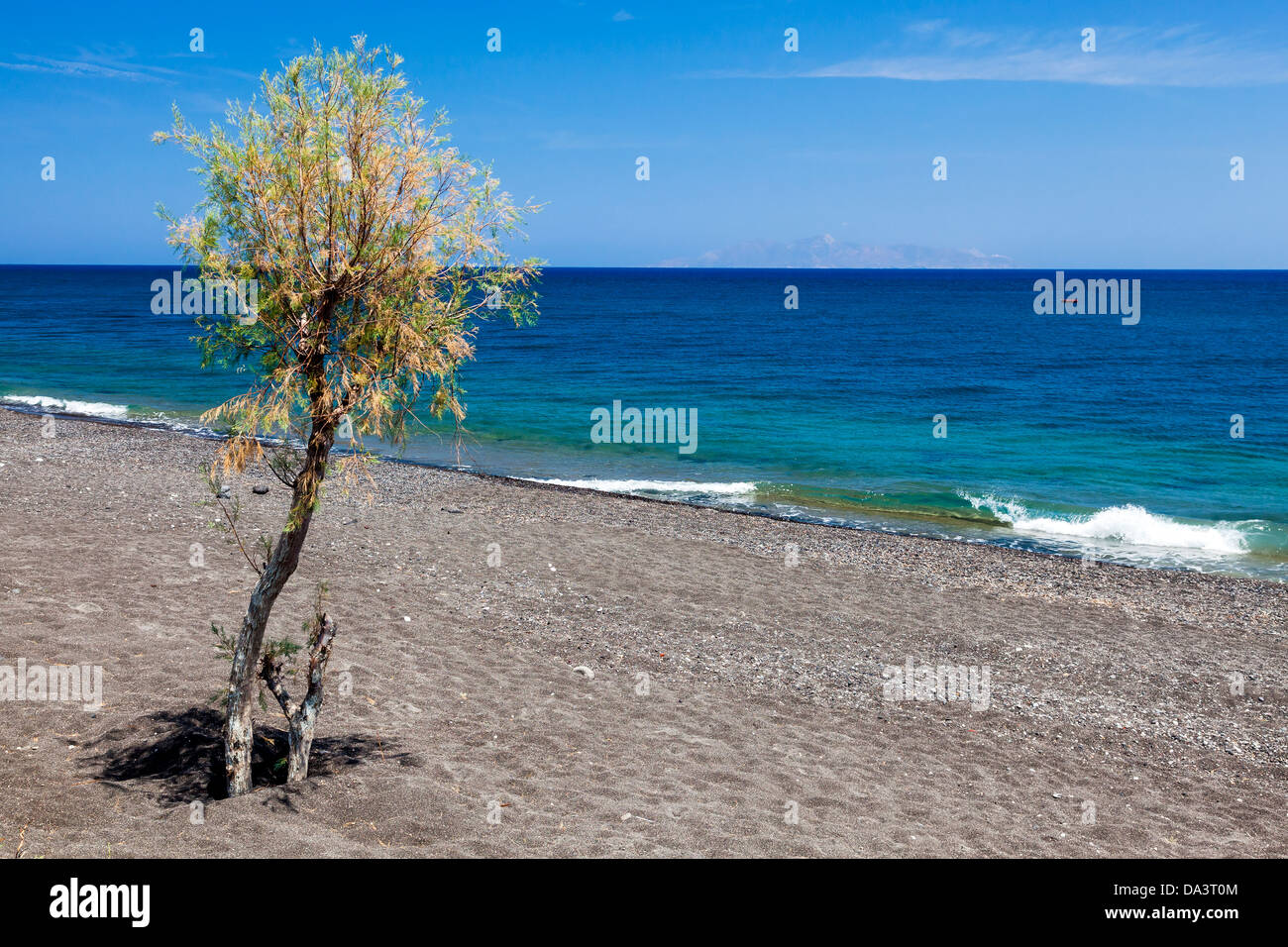 Der schwarze Vulkanstrand in Kamari Santorini Griechenland Stockfoto