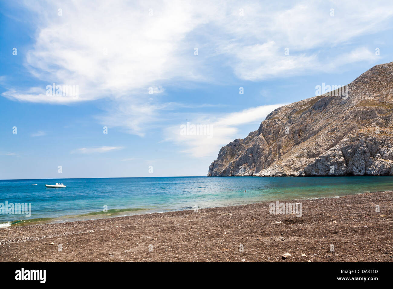 Der schwarze Vulkanstrand in Kamari Santorini Griechenland Stockfoto