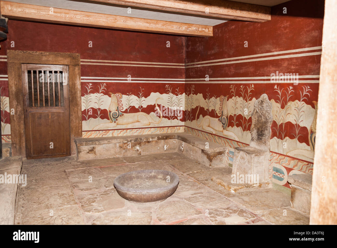 Wandmalereien von greifen und Alabaster Thron in den Thron Zimmer, Palast von Knossos, Knossos, Kreta, Griechenland Stockfoto