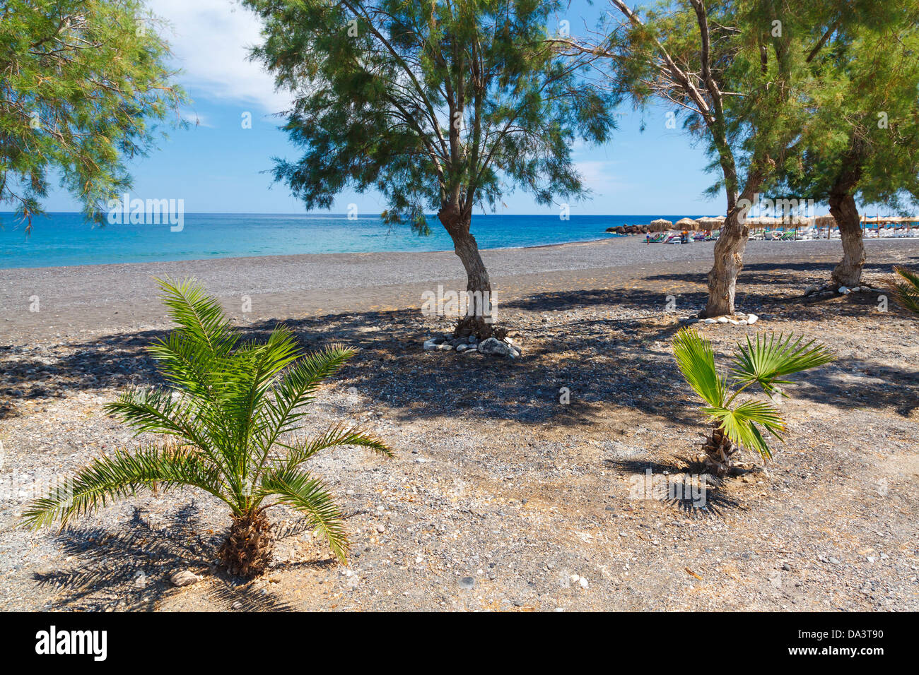 Der schwarze Vulkanstrand in Kamari Santorini Griechenland Stockfoto