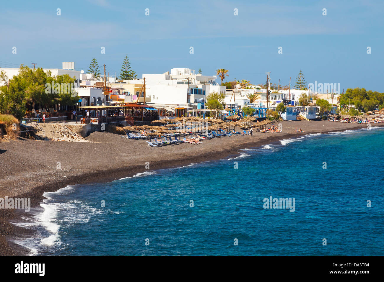 Der schwarze Vulkanstrand in Kamari Santorini Griechenland Stockfoto