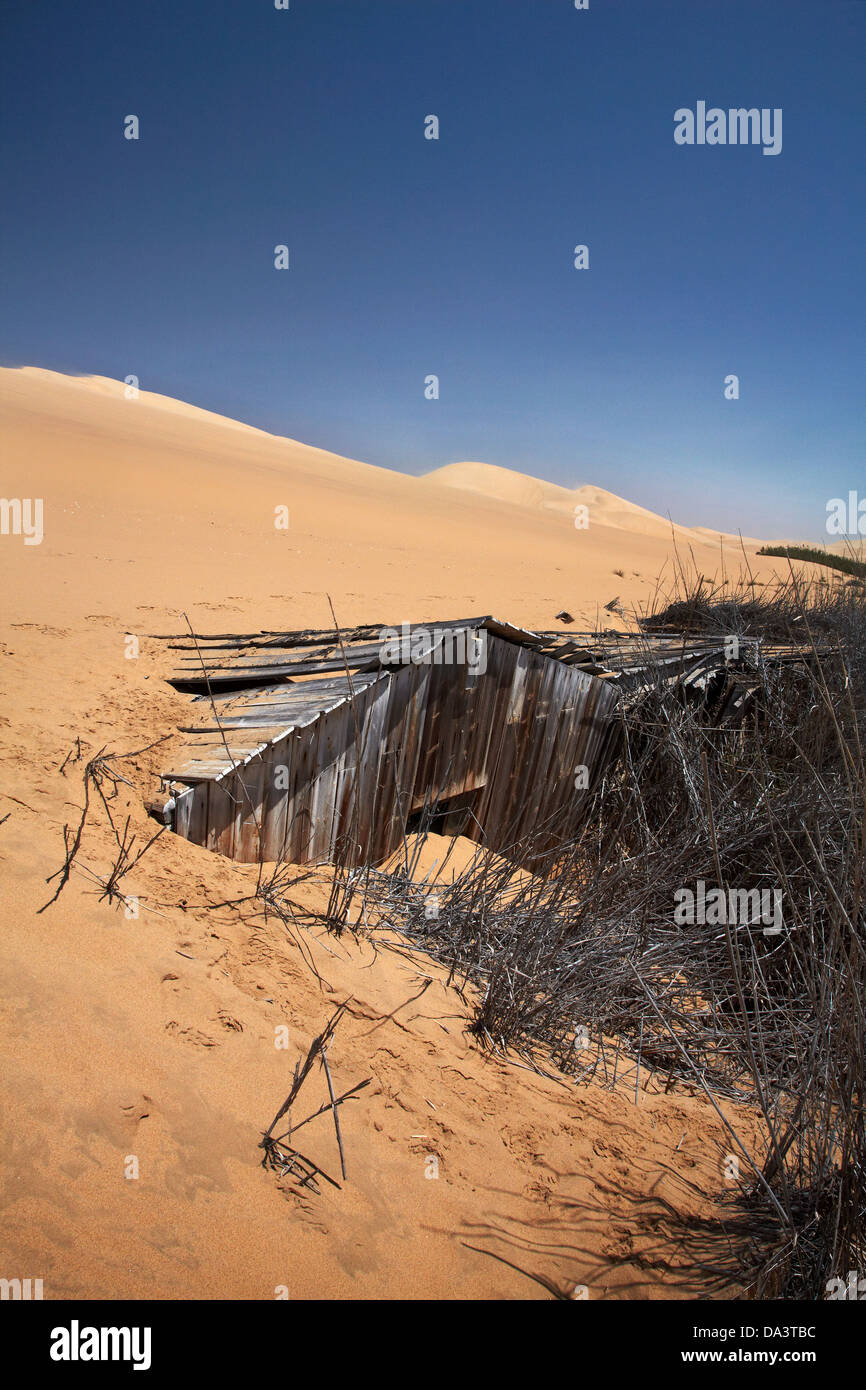 Sanddüne umstoßen verlassener Gebäude, Sandwich Harbour, Namib-Naukluft-Nationalpark, in der Nähe von Walvis Bay, Namibia, Afrika Stockfoto