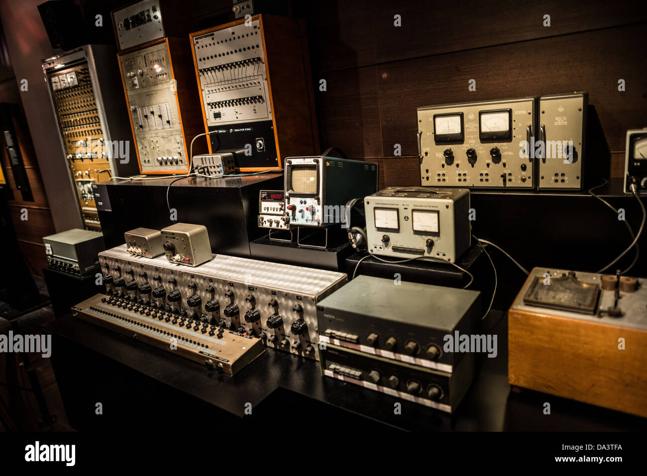 Musikinstrumentenmuseum Early Electronic Music Equipment Brüssel // BRÜSSEL, Belgien — Early Electronic Music Equipment im Musikinstrumentenmuseum in Brüssel. Das Museum befindet sich im historischen Old England Gebäude und bietet eine der weltweit umfangreichsten Sammlungen von Musikinstrumenten. Diese Ausstellung zeigt bahnbrechende Synthesizer, Sequenzer und Klanggeneratoren, die den Grundstein für moderne elektronische Musikproduktion legten. Das Musikinstrumentenmuseum (MIM) umfasst über 8.000 Instrumente aus verschiedenen historischen Epochen und Kulturen weltweit. Visito Stockfoto