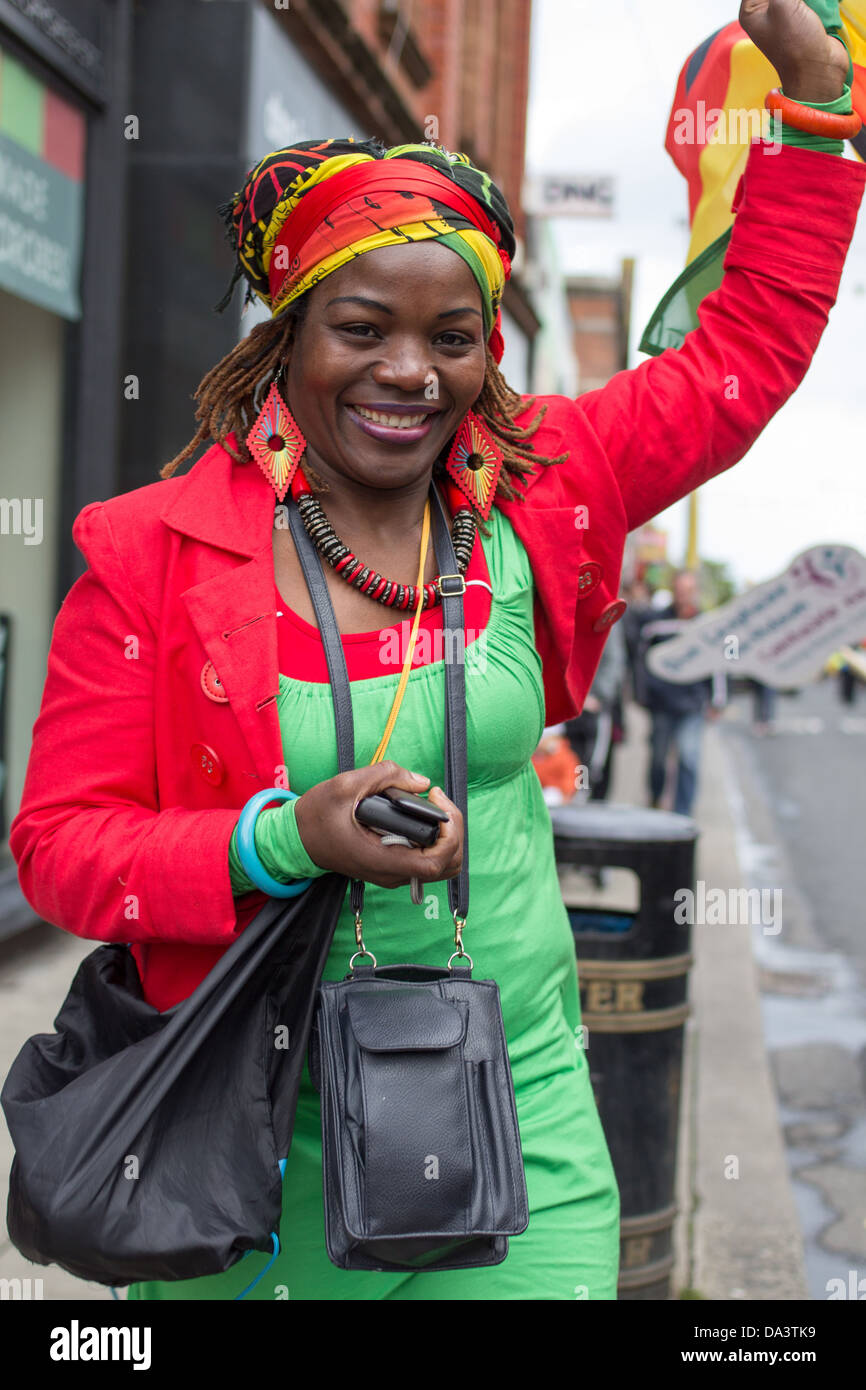 Frau in einem bunten Outfit an der Parade der Flagge und Wappen, Dun Laoghaire, Irland. Stockfoto