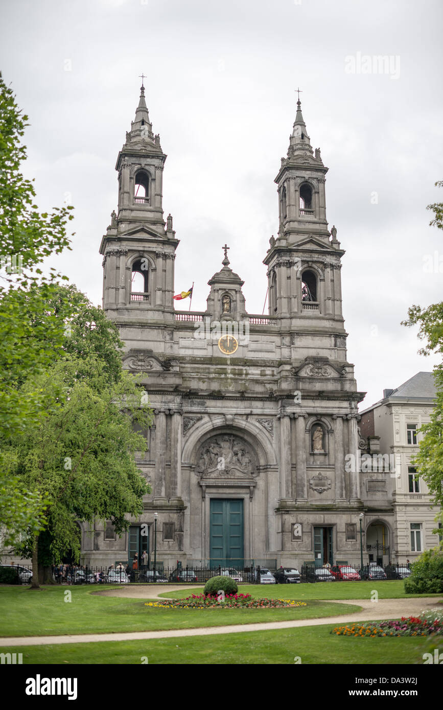 BRÜSSEL, Belgien — die Kirche Saint Joseph steht am südlichen Rand des Platzes Frere-Orban im Brüsseler Leopold-Viertel. Die Kirche dient dem historischen Quartier Léopold, einem Stadtteil, das heute als Teil des Brüsseler Europaviertels bekannt ist. Der angrenzende Platz ehrt Walthère Frère-Orban, einen prominenten belgischen liberalen Politiker des 19. Jahrhunderts. Stockfoto
