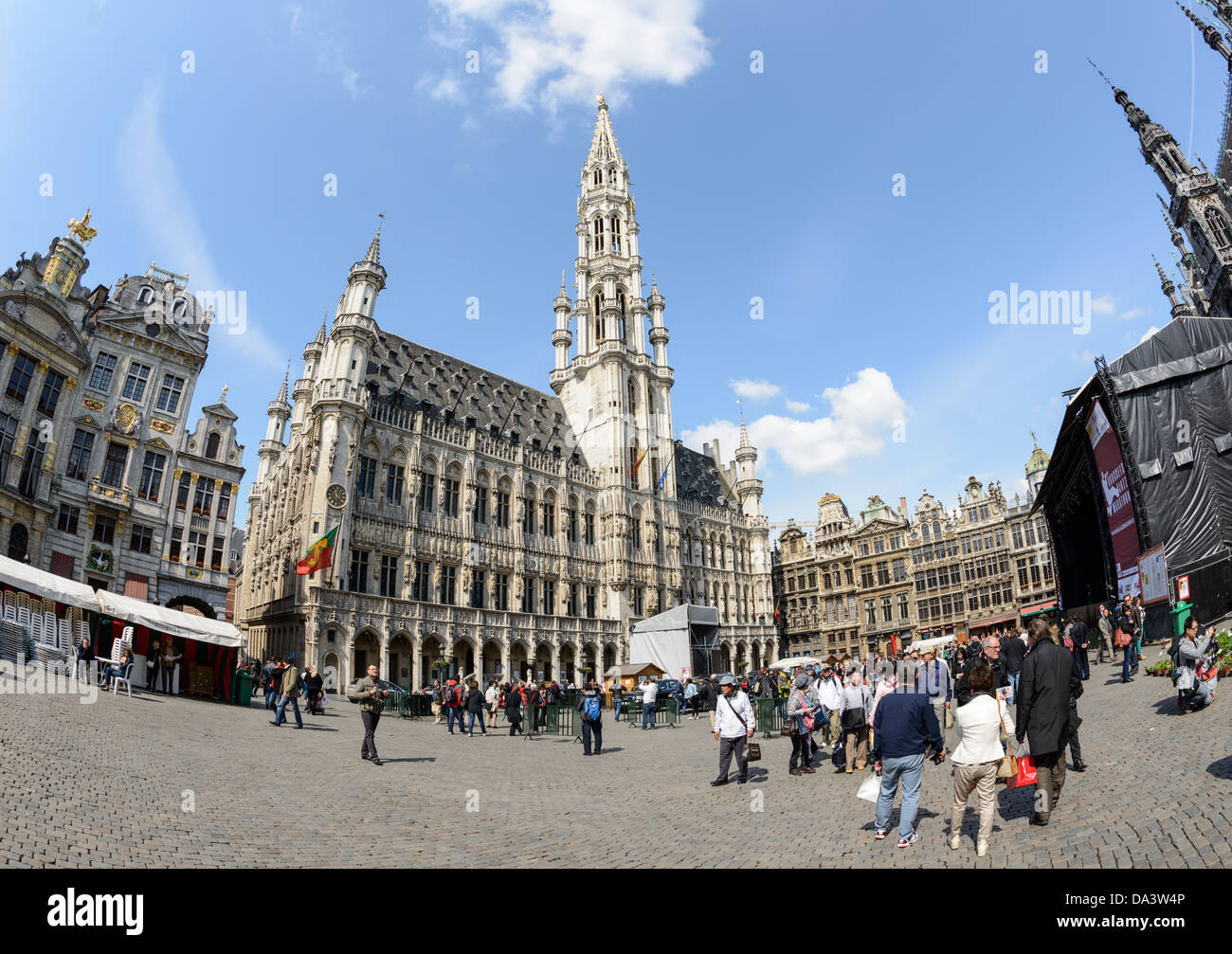 Brüssel, Belgien - ein fischauge Schuß des Grand Place, Brüssel. Ursprünglich zentralen Markt der Stadt, der Markt Grand-Place ist heute UNESCO-Weltkulturerbe. Reich verzierte Gebäude säumen den Platz, einschließlich guildhalls, das Brüsseler Rathaus und das Breadhouse und sieben cobbelstone Straßen Feed in es. Stockfoto