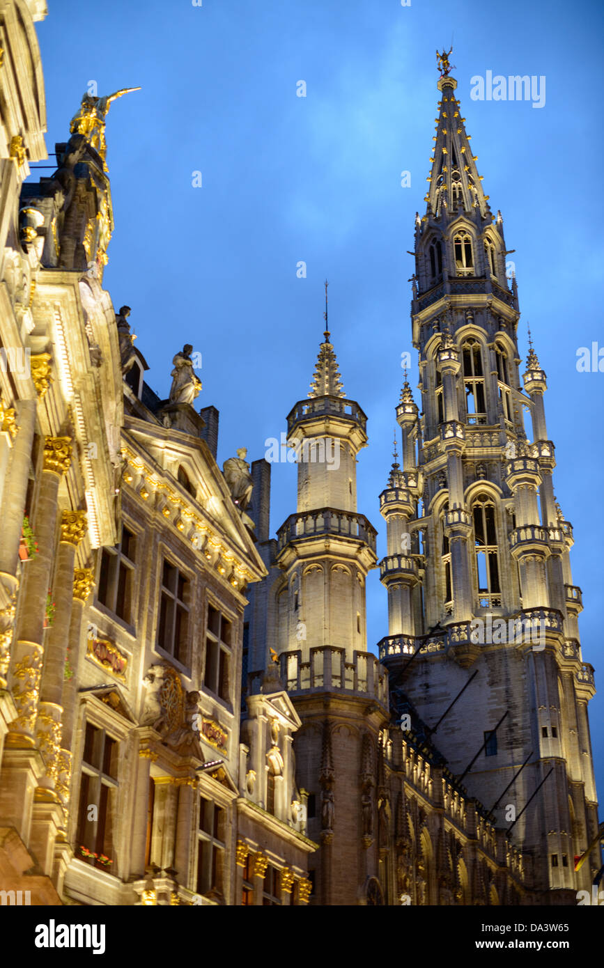 Grand Place Rathausturm und Gildenhallen Brüssel // BRÜSSEL, Belgien — links vom Rahmen befindet sich ein Teil der Außenseite eines der Gildenhallen und rechts der Turm des Rathauses auf dem Grand Place, Brüssel. Ursprünglich der zentrale Marktplatz der Stadt, ist der Grand-Place heute UNESCO-Weltkulturerbe. Verzierte Gebäude säumen den Platz, darunter Gildensäle, das Brüsseler Rathaus und das Breadhouse, und sieben Kopfsteinpflasterstraßen münden in ihn. Stockfoto