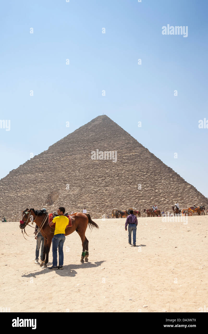 Große Pyramide von Giza, auch bekannt als Pyramide von Khufu und Pyramide von Cheops, Gizeh, Kairo, Ägypten Stockfoto