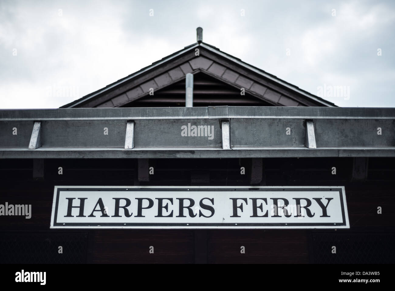 Harpers Ferry Train Station Schild West Virginia // HARPERS FERRY, West Virginia, Vereinigte Staaten — Ein Schild kennzeichnet den Bahnhof Harpers Ferry, West Virginia. Die historische Station im Harpers Ferry National Historical Park erinnert an die wichtige Rolle der Stadt im Transport- und Bürgerkrieg-Bereich des 19. Jahrhunderts. Der Bahnhof ist weiterhin ein aktiver Haltepunkt für einige Personenzüge. Stockfoto