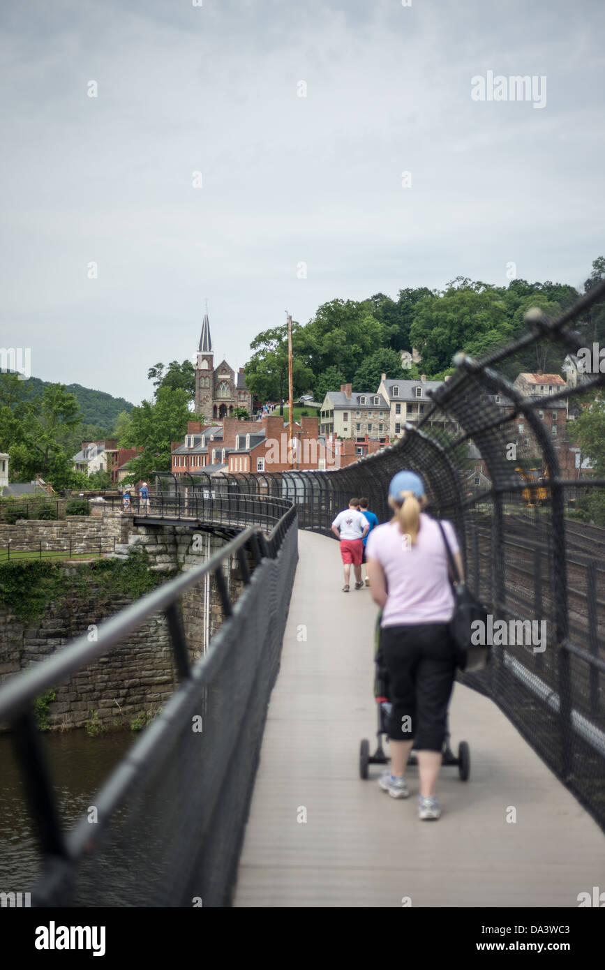 Harpers Ferry Railway Bridge West Virginia // HARPERS FERRY, West Virginia, Vereinigte Staaten — Ein öffentlicher Fußweg auf einer umfunktionierten Eisenbahnbrücke überspannt den Potomac River bei Harpers Ferry, West Virginia. Die Brücke blickt nach Westen in Richtung der historischen Stadt und bietet Fußgängern und Wanderern auf dem Appalachian Trail malerische Ausblicke auf den Zusammenfluss der Flüsse Potomac und Shenandoah, umgeben von den Blue Ridge Mountains. Stockfoto