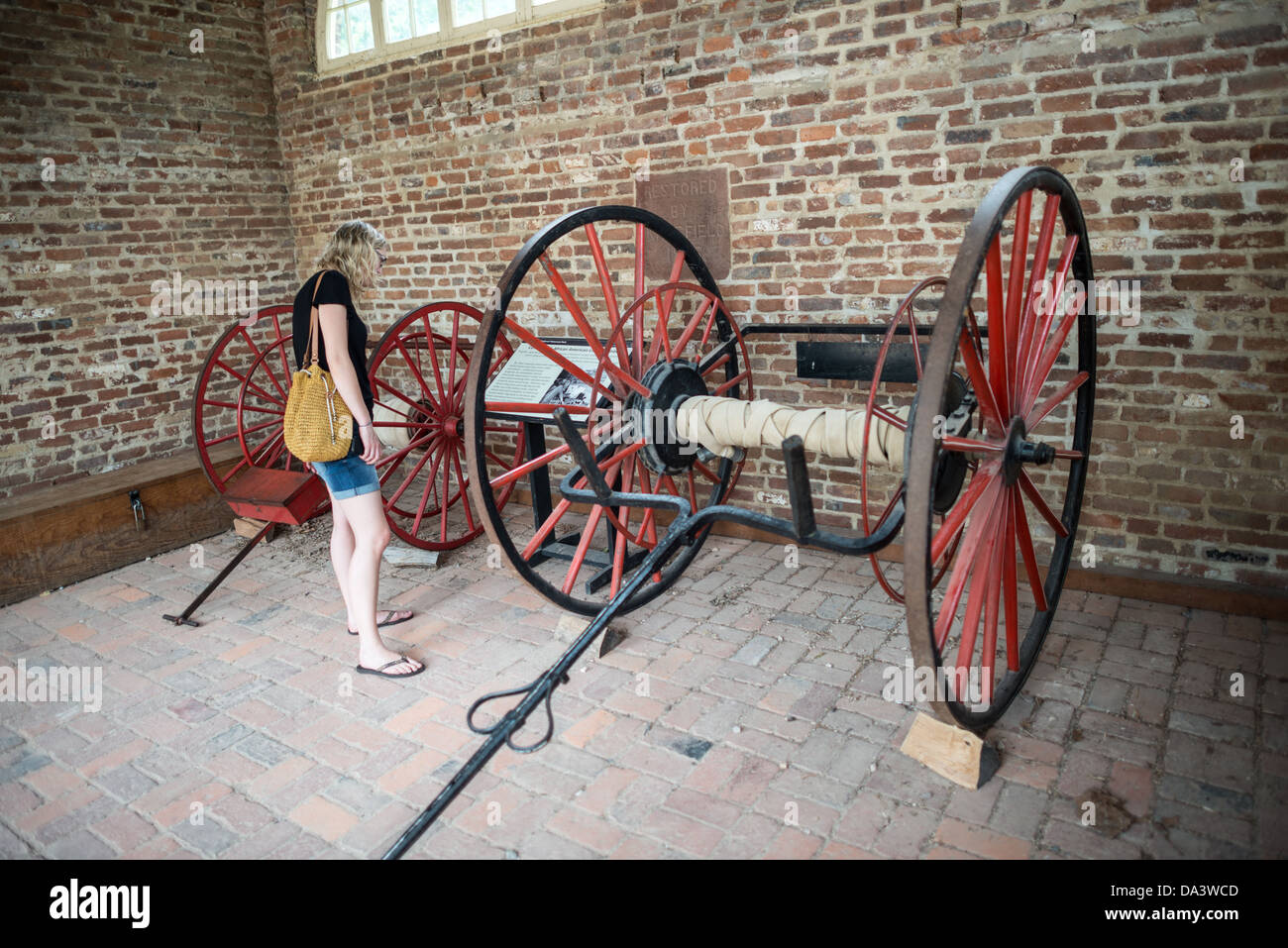 John Brown's Fort Interior Harpers Ferry West Virginia // HARPERS FERRY, West Virginia, Vereinigte Staaten — das Innere von John Brown's Fort, einem wichtigen Ort im Harpers Ferry National Historical Park, West Virginia. Dieses Gebäude, ursprünglich das Feuerwehrhaus der Harpers Ferry Armory, war der letzte Stand des Abolitionisten John Brown während seines Überfalls am 17. Oktober 1859. Das Bauwerk wurde von seiner ursprünglichen Position verlegt, um den Eisenbahnbau zu ermöglichen. Stockfoto