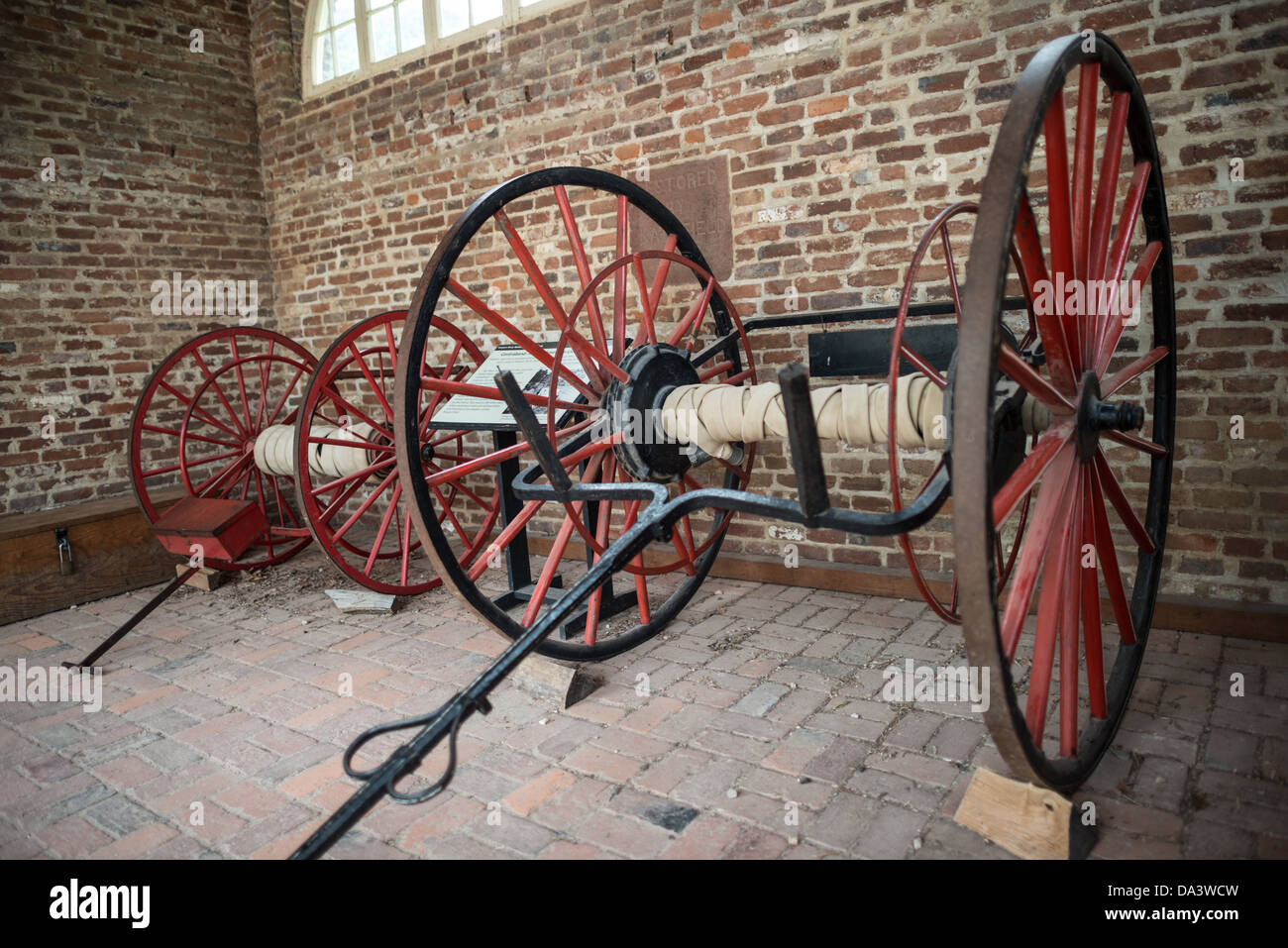 John Brown's Fort Interior Harpers Ferry West Virginia // HARPERS FERRY, West Virginia, Vereinigte Staaten — das Innere von John Brown's Fort, einem wichtigen Ort im Harpers Ferry National Historical Park, West Virginia. Dieses Gebäude, ursprünglich das Feuerwehrhaus der Harpers Ferry Armory, war der letzte Stand des Abolitionisten John Brown während seines Überfalls am 17. Oktober 1859. Das Bauwerk wurde von seiner ursprünglichen Position verlegt, um den Eisenbahnbau zu ermöglichen. Stockfoto