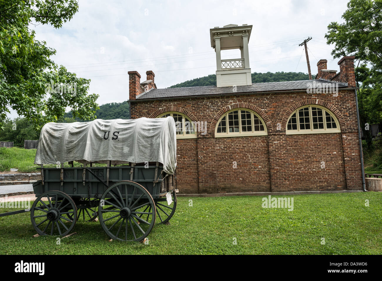 John Brown's Fort Harpers Ferry West Virginia // HARPERS FERRY, West Virginia, Vereinigte Staaten — das Äußere von John Brown's Fort befindet sich im Harpers Ferry National Historical Park, West Virginia. Dieses Backsteinbauwerk, ursprünglich das Feuerwehrhaus von Harpers Ferry Armory, war der Ort des letzten Stands des Abolitionisten John Brown während seines Razzia 1859. Das Gebäude wurde von seiner ursprünglichen Position in die heutige Niederstadt verlegt. Stockfoto